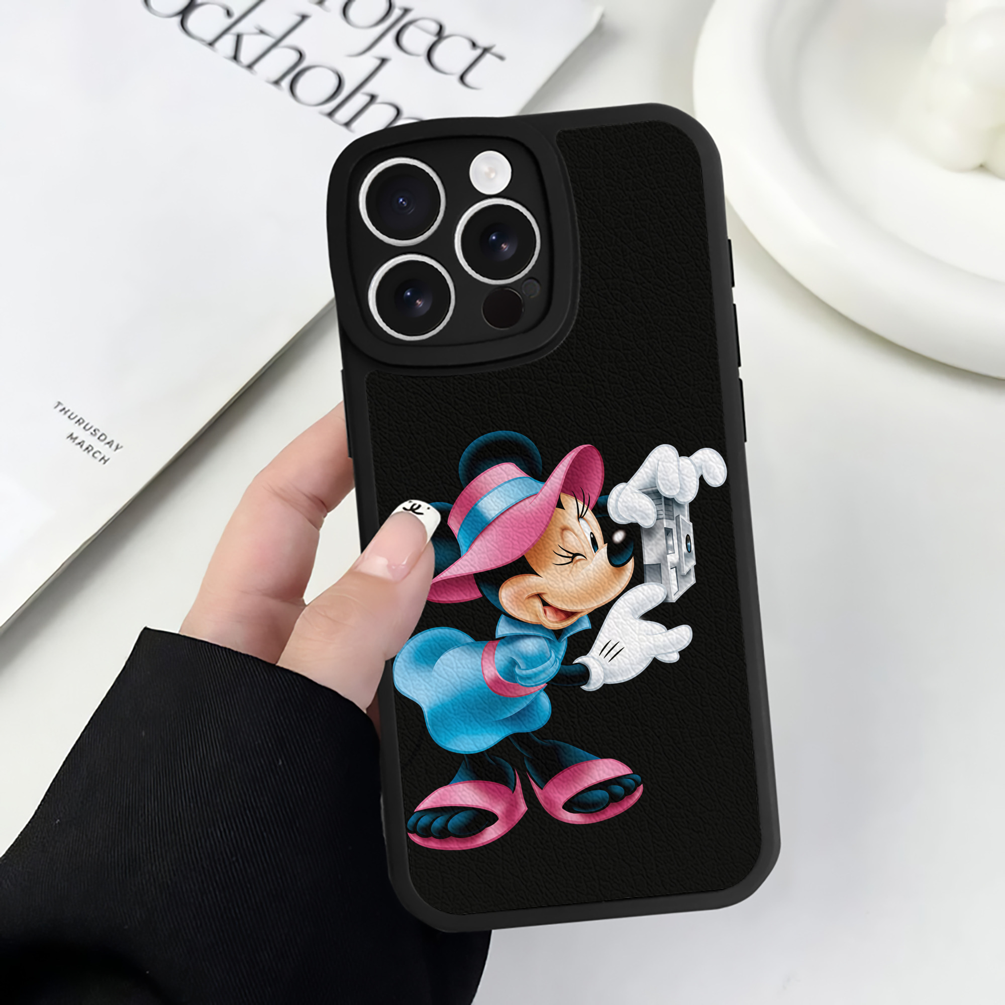 （画像用） ミッキーマウス Mickey Mouse 【iPhone 16シリーズ対応】シリコンスマホケース（レザー調） 材質：シリコン